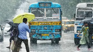 ভারি বৃষ্টিপাতে বিপর্যস্ত কলকাতা, দুই জেলায় রেড অ্যালার্ট জারি